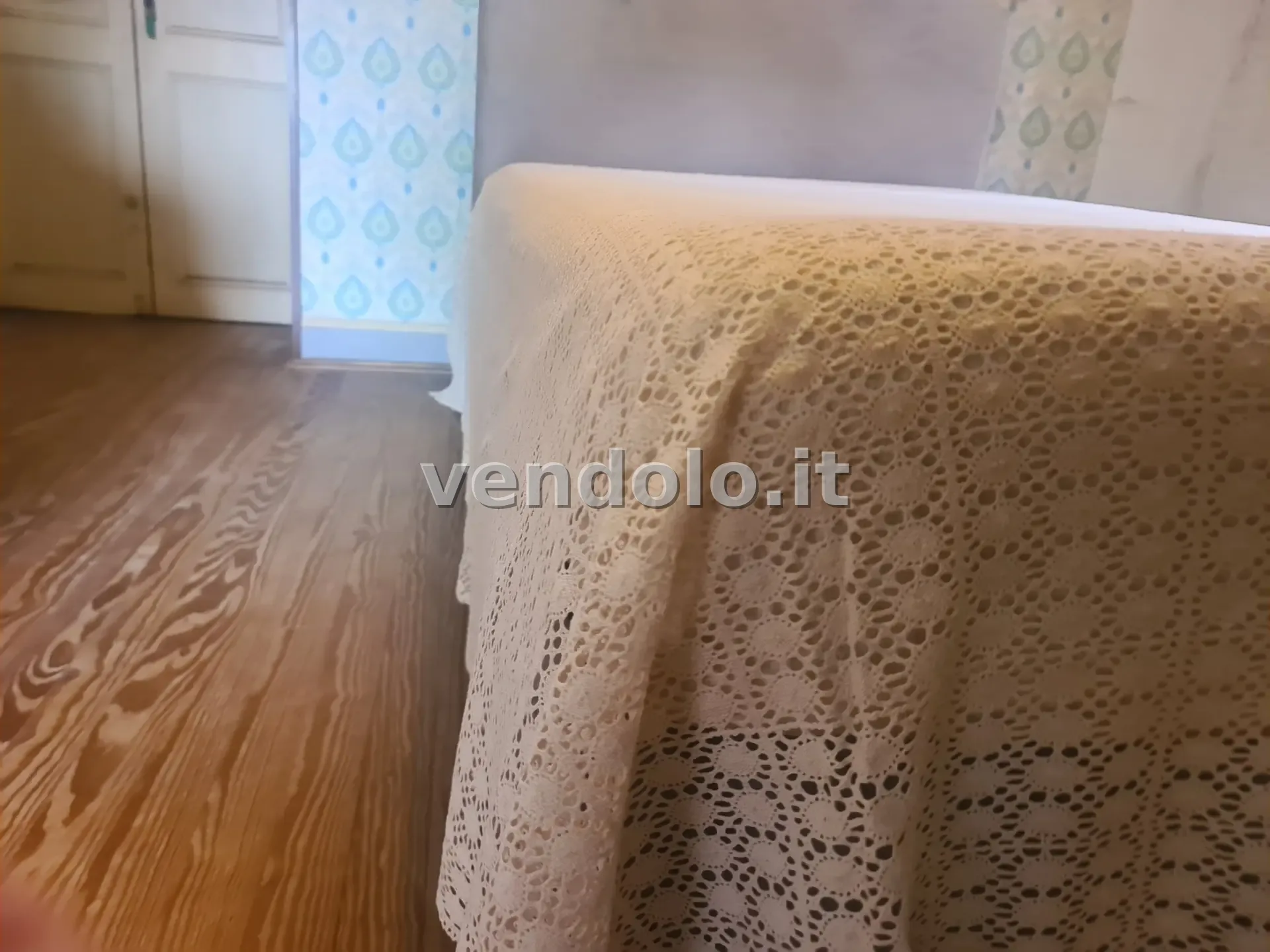 Copriletto matrimoniale all’uncinetto fatto a mano – 220×240 cm – modello Mani di Fata
