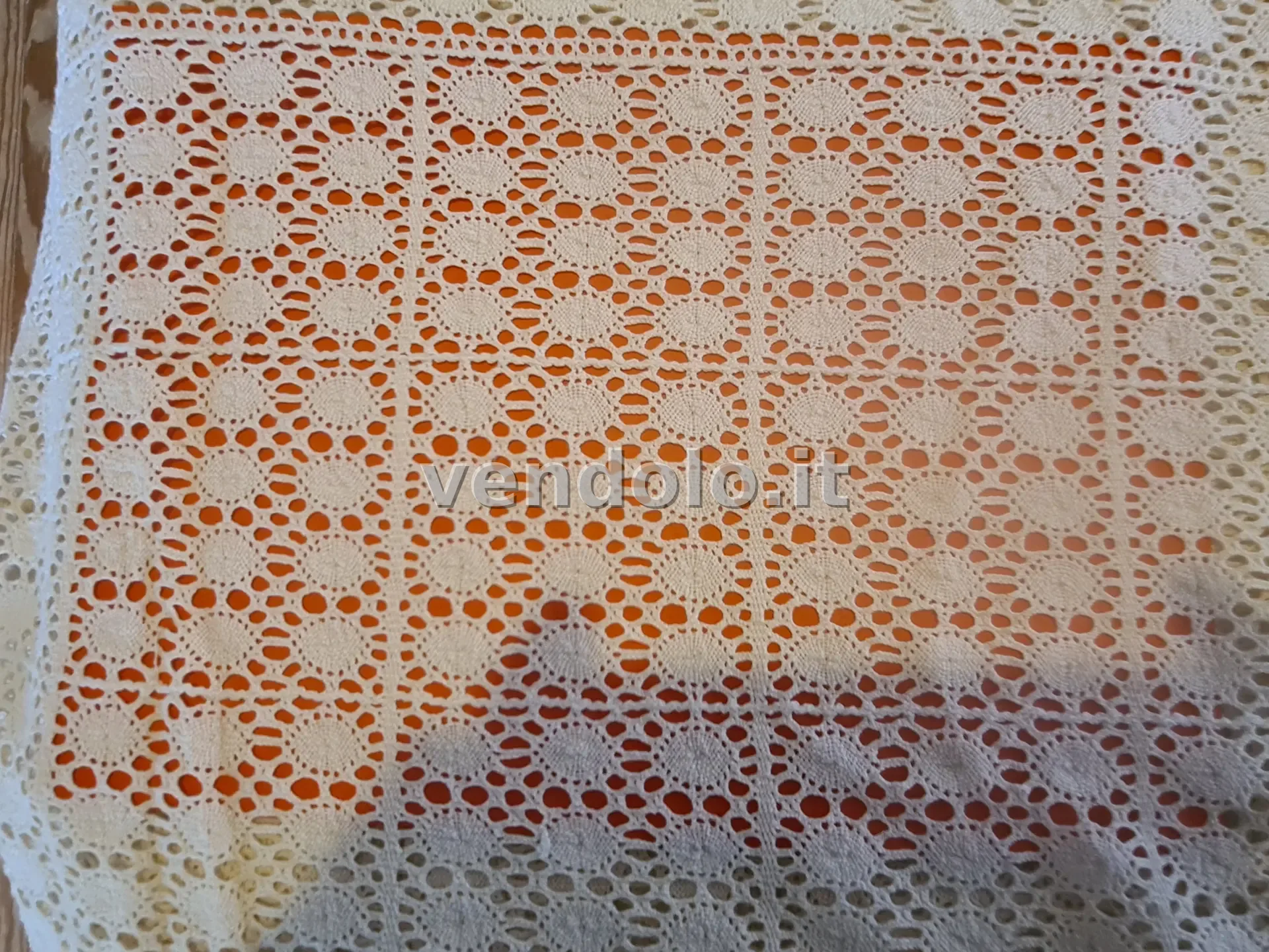Copriletto matrimoniale all’uncinetto fatto a mano – 220×240 cm – modello Mani di Fata